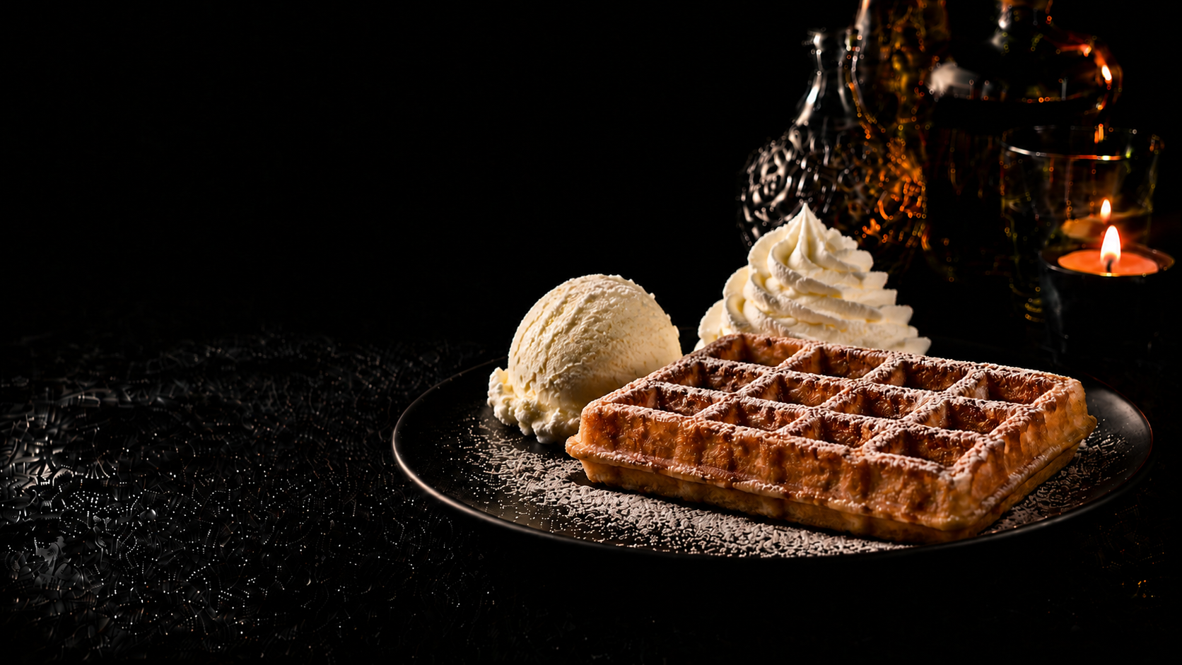 Warme wafel met ijs en slagroom
