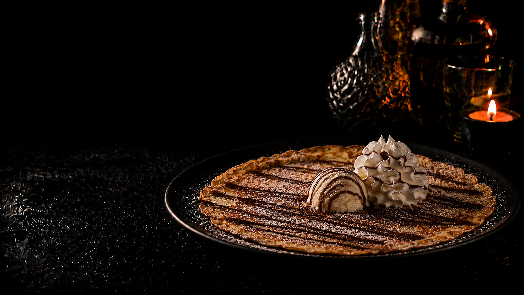 Pannenkoek met ijs, slagroom en chocoladesaus